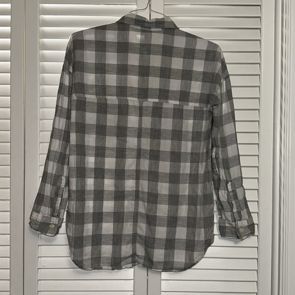Old Navy women’s grey and white checkered boyfriend button shirt. Size medium - Picture 3 of 4